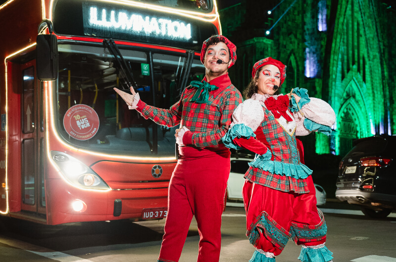 Ônibus iluminado do Bustour Illumination Show pelas ruas de Gramado.